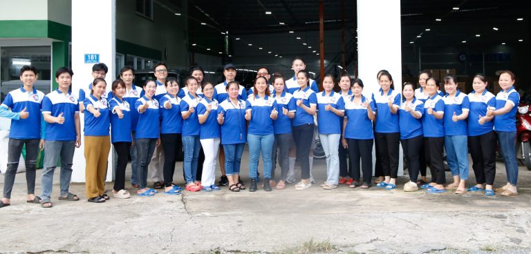 Đội ngũ xưởng mặc đồng phục áo polo thống nhất