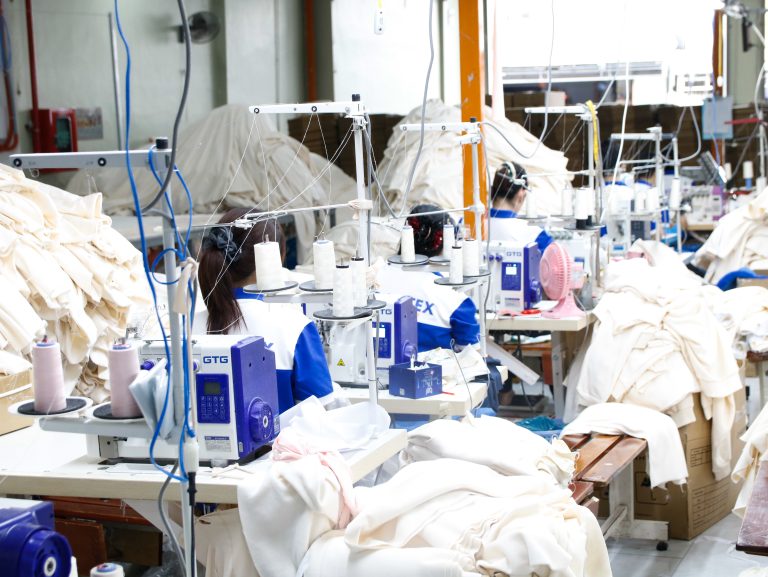 Chuyền may tại xưởng sản xuất đồng phục