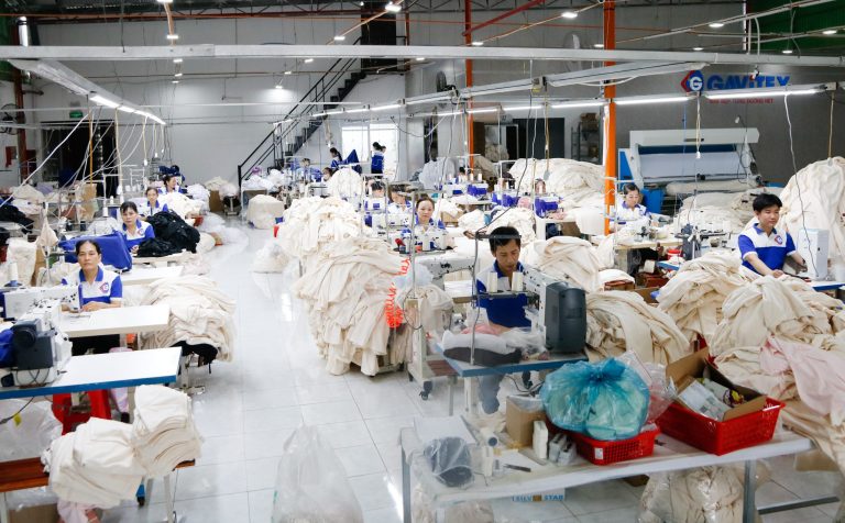 Khu vực sản xuất áo đồng phục tại xưởng